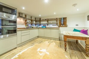 Hideaway Barn, Thornham: Spacious kitchen / breakfast room