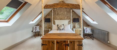 Hideaway Barn, Thornham: Master bedroom
