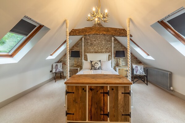 Hideaway Barn, Thornham: Master bedroom with king-size four-poster bed