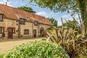 Hideaway Barn, Thornham: Front elevation (far right property)