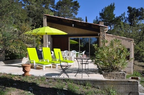 Terrasse avec vue sur le lac.