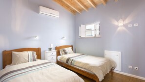 Twin bedroom with en suite and air conditioning
