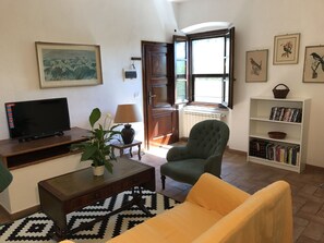 The sitting room, with fireplace and TV/DVD/Wifi