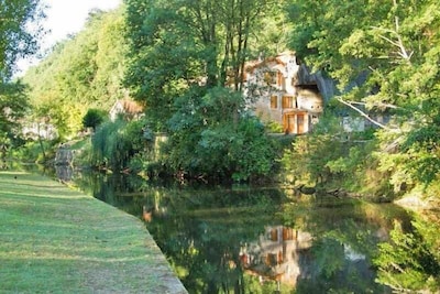 Riverside Garden & gite of character with balcony over looking river & park wifi