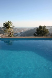 Pretty Provencal house with sea view