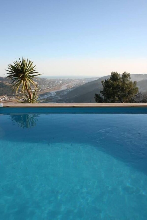 Piscine vue mer