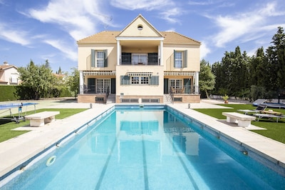 Casa grande con piscina, instalaciones deportivas y barbacoa ideal para familias