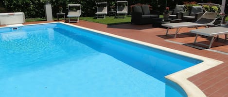 pool & pool side sitting area