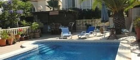 Pool and sun-room overlooking gardens