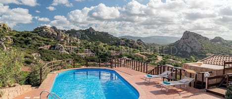 Charmante Villa in Costa Paradiso zu mieten mit Panoramablick.