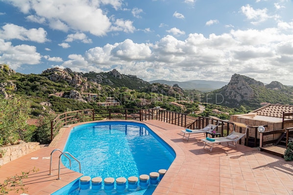 Charming villa in Costa Paradiso for rent with panoramic views.