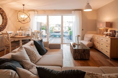 Stylish Central Saundersfoot Townhouse with Terrace and Cinema Room