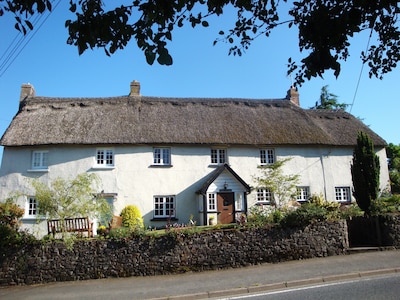 Charming, Grade II Listed, 17th Century Thatched Cottage