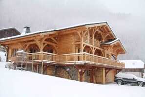 Chalet Iona in the snow