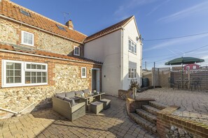 Coxswain's House, Wells-next-the-Sea: Dine al fresco in the sunshine