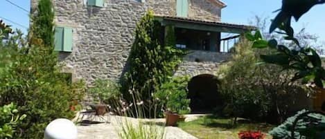 La Magnanerie avec sa cour intérieure ses terrasses ombragées et son barbecue 