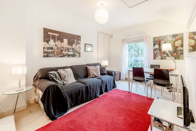 Cosy 1 bedroom apartment in the heart of Kensington {FM2}