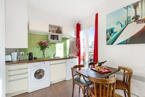A fully equipped large Kitchenette 