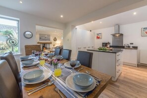 Greyseals, Brancaster: Open plan dining area with kitchen and sitting room