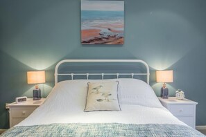 Greyseals, Brancaster: Master bedroom with king-size bed