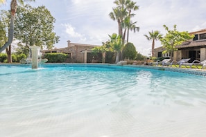 Swimming pool. BBQ al the bottom of the pool