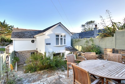 Puffins Cottage, Rock is very close to the beach, parking for 3 cars and garden.