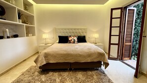 Master bedroom with 180 x 200 Jensen bed