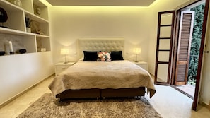 Master bedroom with 180 x 200 Jensen bed