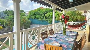 Terrasse côté piscine avec table, hamac
