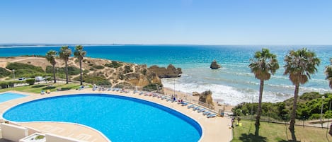 La piscine et la plage depuis le condo