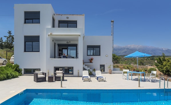 Villa Lefki with  Mountains in the South