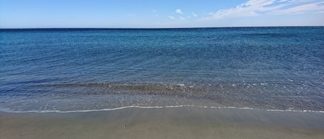 La plage descend doucement dans la mer pour le plaisir des petits et des grands