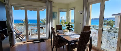 Dal soggiorno, in pieno sole, con incantevole vista sul mar Mediterraneo