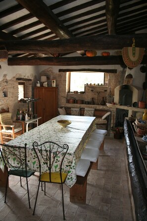 Sala da pranzo con forno a legna