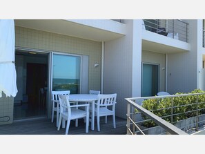 Balcony (30 square metres)