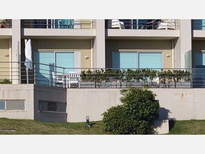 Apartment front overlooking the sea