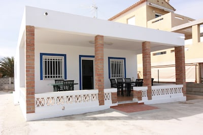 Freistehendes Haus am Strand von Oliva in Urb. Kiko, auf einem privaten Grundstück