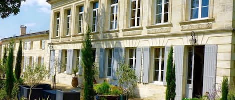 The front of the house, facing the garden.The older part (1750s) is on the left.