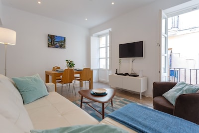 Bright & Sunny Apartment in Heart of Cádiz Old Town.  Air-con, WiFi & Parking