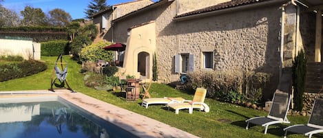 maison avec une grande piscine chauffée