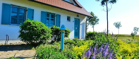 unser idyllisch gelegenes Ferienhaus am Rand des bunten Feriendorfes