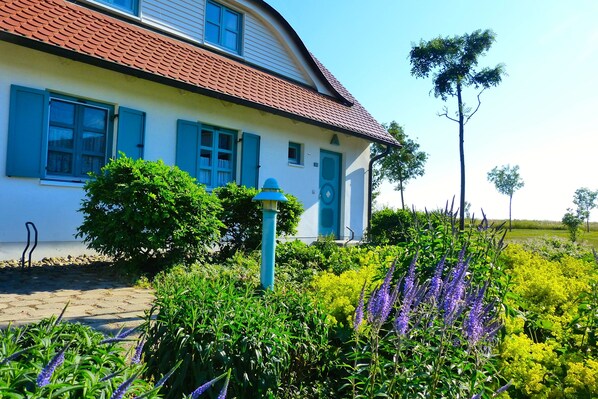 unser idyllisch gelegenes Ferienhaus am Rand des bunten Feriendorfes