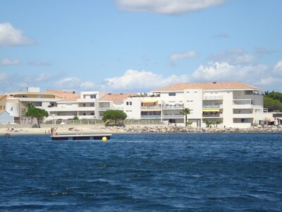 Apartamento moderno en la playa en el sur de Francia, balcón y espacio para automóviles.