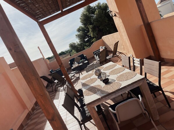 Large sun terrace, ideal for soaking up the sun in summer and winter!