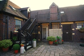 Courtyard entrance to Briar and Hornbeam Suites