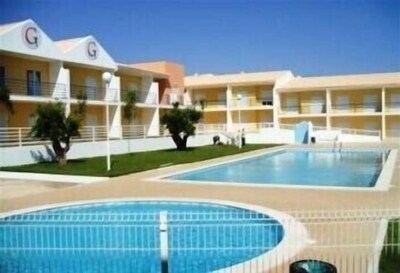 Apartamento de lujo de 2 dormitorios con aire acondicionado y piscinas comunitarias, cerca de la playa. 