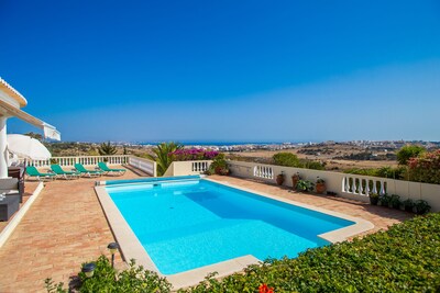 Villa mit privatem Pool und fantastischem Meerblick, ruhig und familienfreundlich