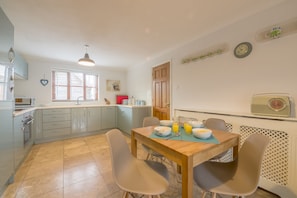 Ground floor, South Creake:  Kitchen with oak table and seating for four