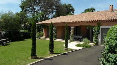 Acogedora villa luberon. Jardín privado en exclusiva residencia con piscina grande.