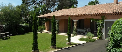 Villa & front garden viewed from entrance